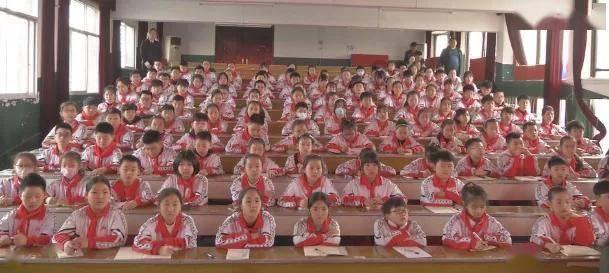 她被称为最优雅主持人，嫁给上海首富生3个孩子，如今52岁人生赢家